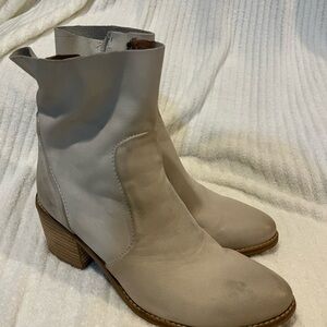 DIBATrue Light Gray Short Boots with Stacked Heel size 9